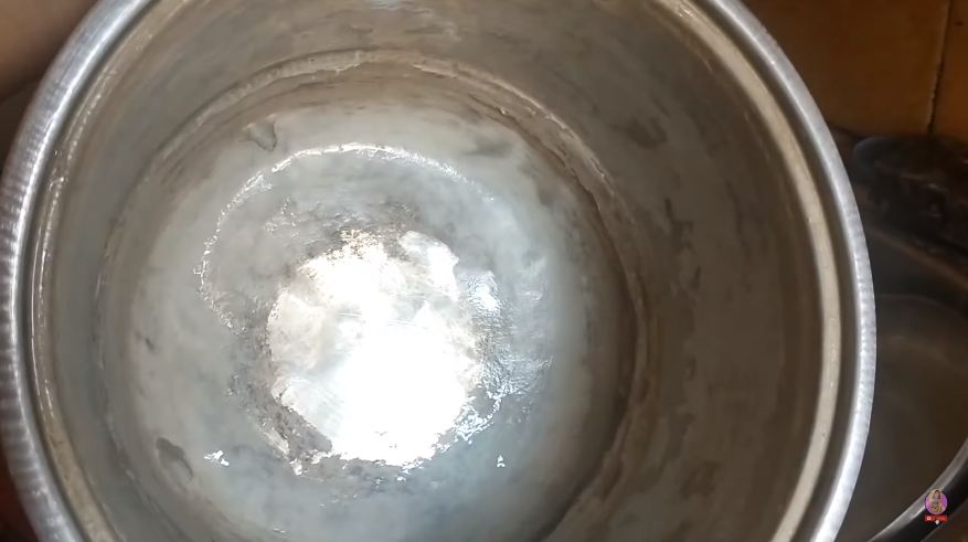 Praktis hanya pakai 1 bahan dapur, ini cara bersihkan kerak air di bagian dalam panci