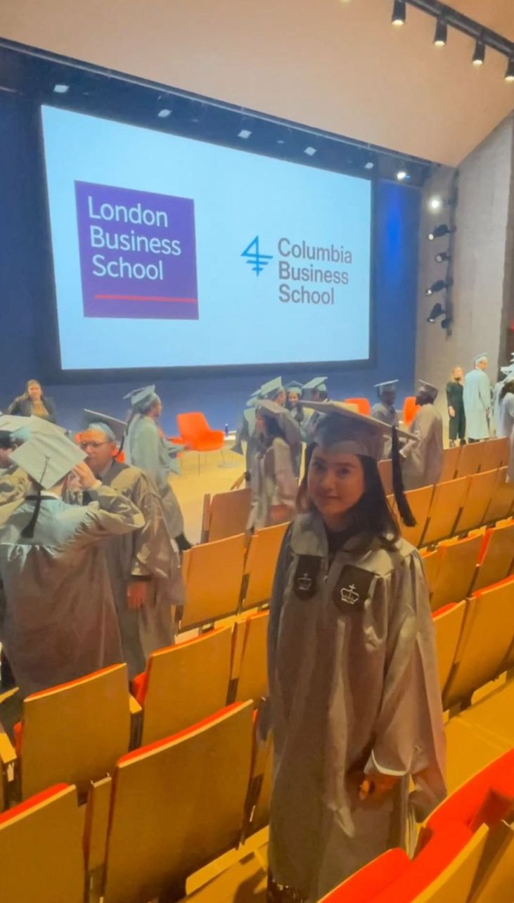 momen wisuda valencia anak hary  © instagram