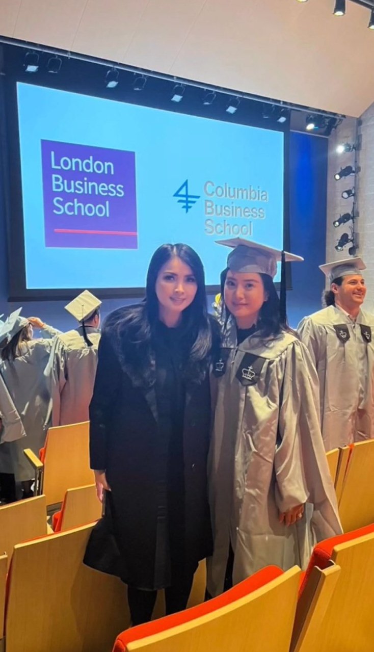 momen wisuda valencia anak hary  © instagram