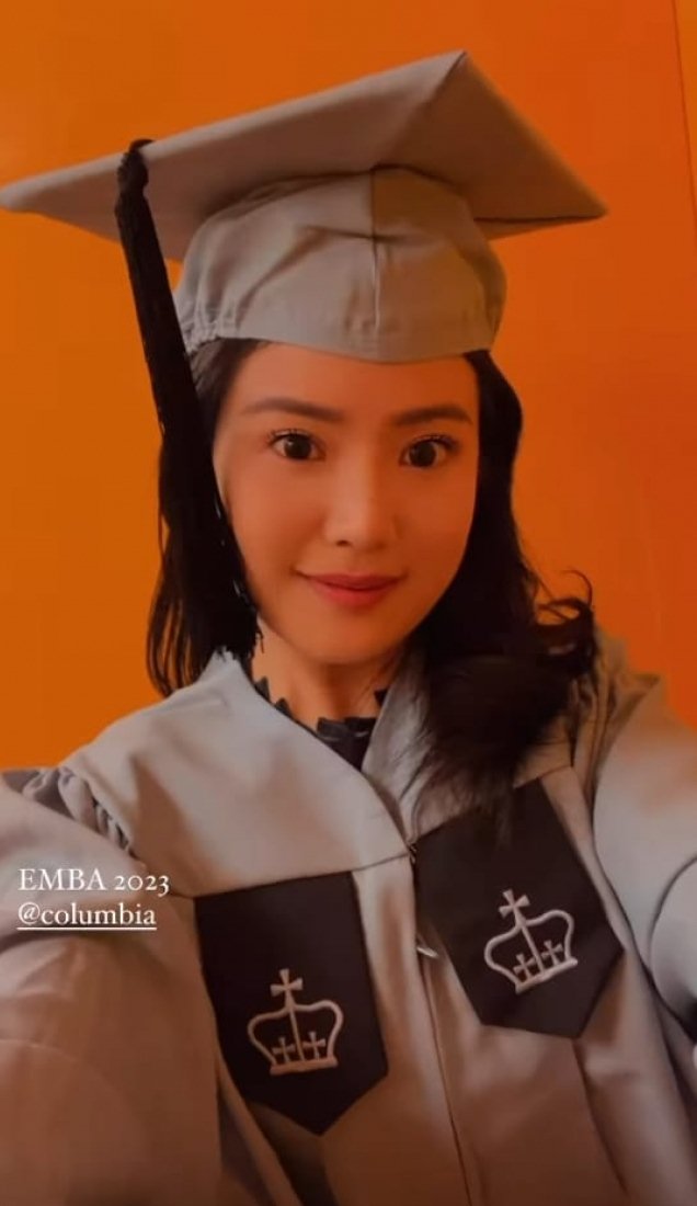 momen wisuda valencia anak hary  © instagram