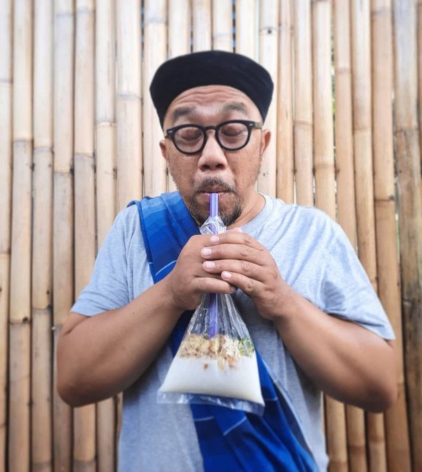 Cara baru makan bubur ayam ini praktis tapi bikin orang mikir dua kali mau menyantapnya