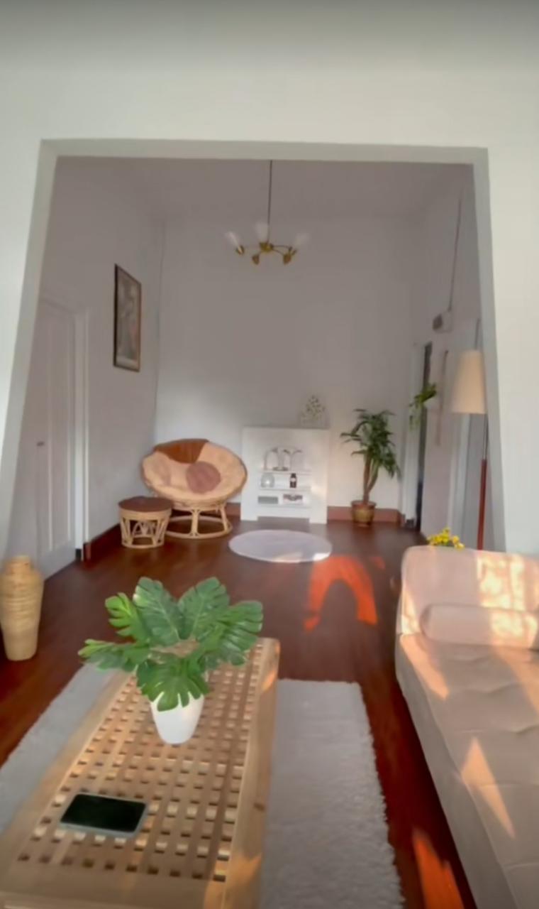 Bikin ruang tamu di rumah lama jadi minimalis dan estetik, makeover