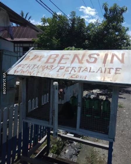 tulisan nyeleneh spanduk penjual bensin eceran Berbagai sumber