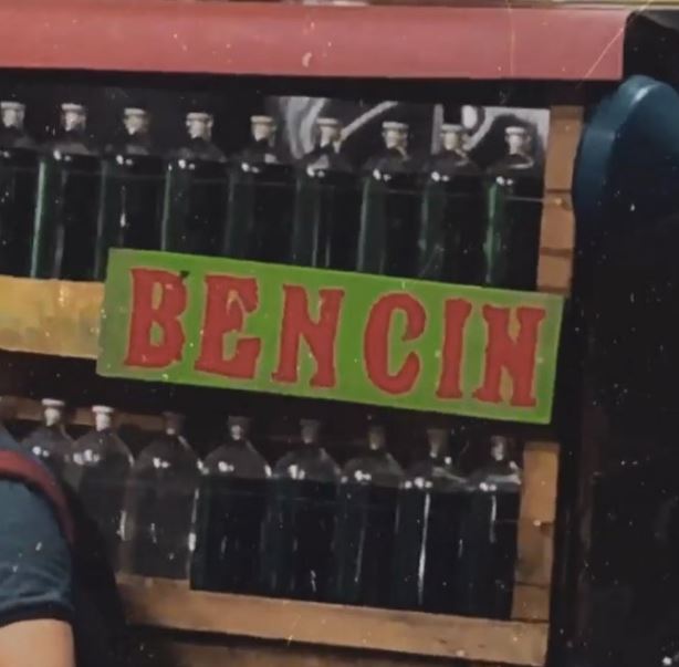 tulisan nyeleneh spanduk penjual bensin eceran Berbagai sumber