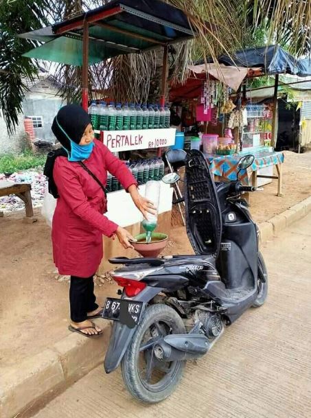 11 Tulisan nyeleneh di spanduk penjual bensin eceran ini bacanya bikin nyengir, nggak ngerti lagi deh