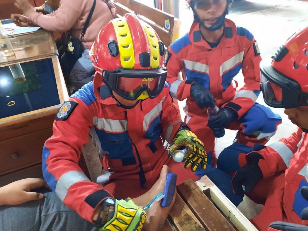 kaki bocah ini harus ditangani Damkar karena nempel di sandal jepit Berbagai sumber