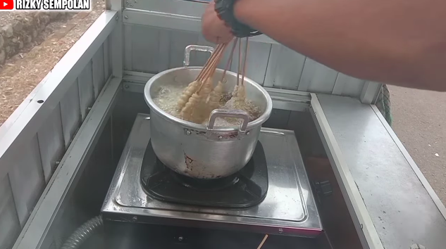 Trik menggoreng sempol ala pedagang kaki lima agar mengembang sempurna meski sudah dingin