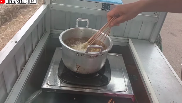 Trik menggoreng sempol ala pedagang kaki lima agar mengembang sempurna meski sudah dingin