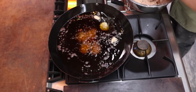 Trik bikin bakso goreng yang lezat, mekar, dan tidak kempes saat dingin