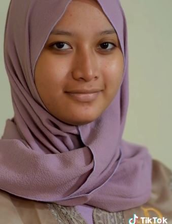 Cewek ini dengan kulit sawo matang di makeup MUA © 2023 brilio.net