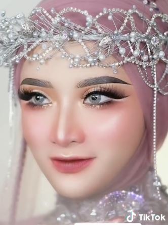 Cewek ini dengan kulit sawo matang di makeup MUA © 2023 brilio.net
