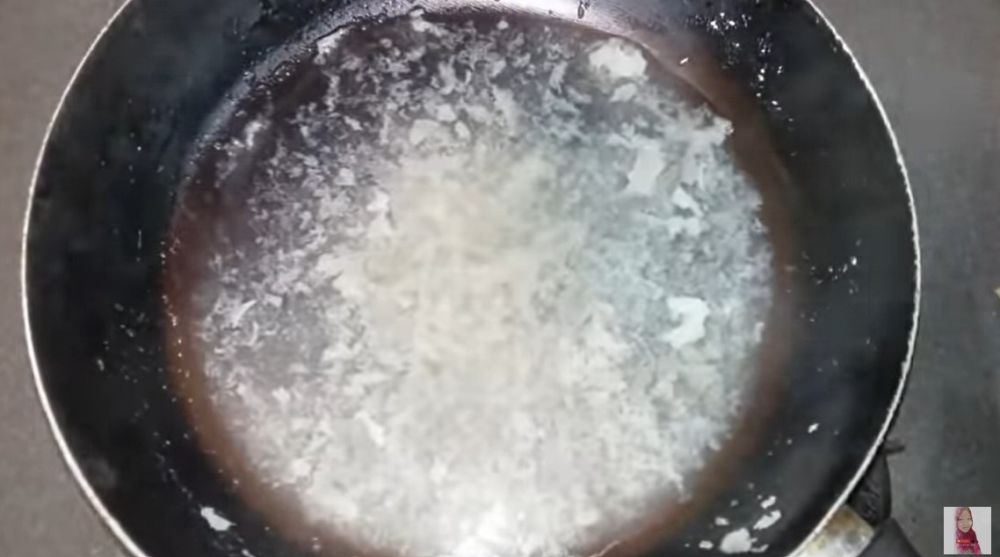 Bukan ditambah minyak, ini trik mengatasi teflon lengket cuma pakai tiga bumbu dapur