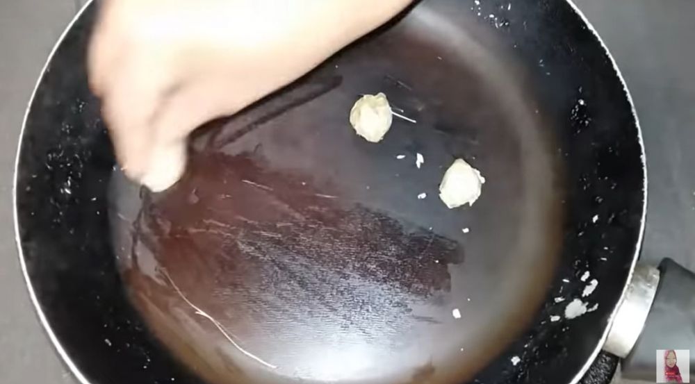 Bukan ditambah minyak, ini trik mengatasi teflon lengket cuma pakai tiga bumbu dapur