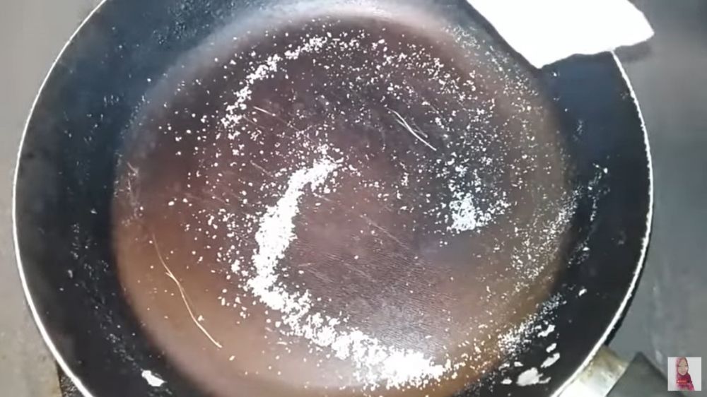 Bukan ditambah minyak, ini trik mengatasi teflon lengket cuma pakai tiga bumbu dapur