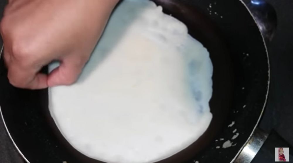 Bukan ditambah minyak, ini trik mengatasi teflon lengket cuma pakai tiga bumbu dapur