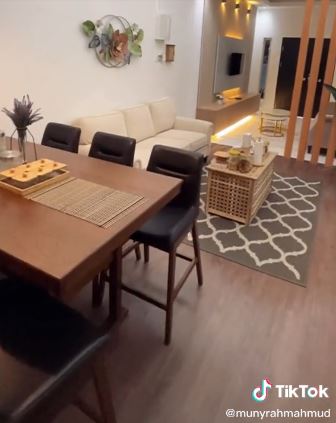 Make over ruang tamu kosong dan berantakan jadi lebih estetik © 2023 brilio.net Make over ruang tamu kosong dan berantakan jadi lebih estetik © 2023 brilio.net