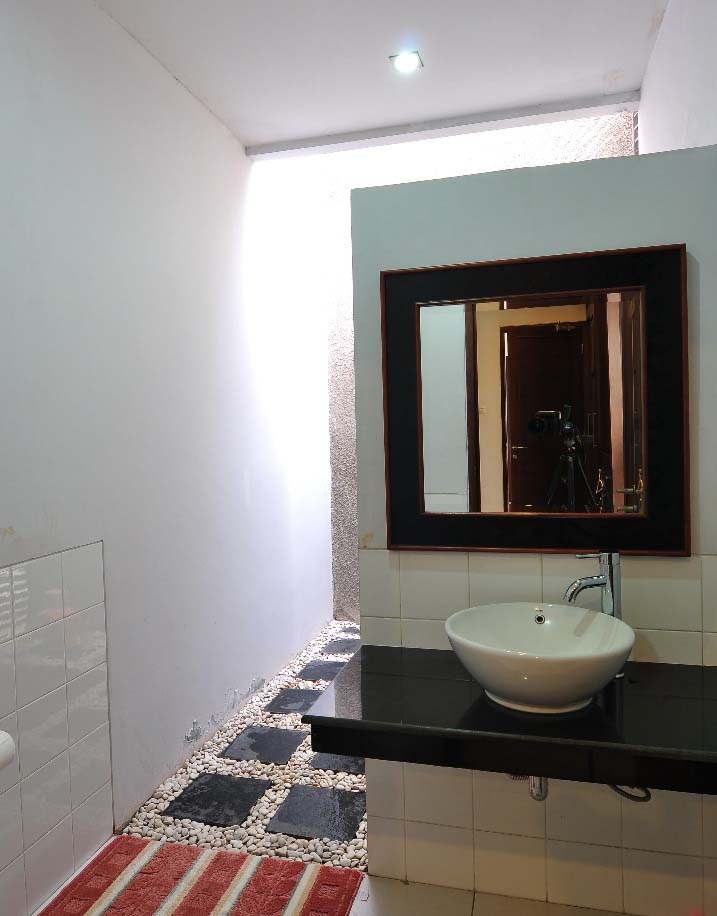 11 Potret hunian minimalis Ikke Nurjanah, desain kamar mandinya semi terbuka