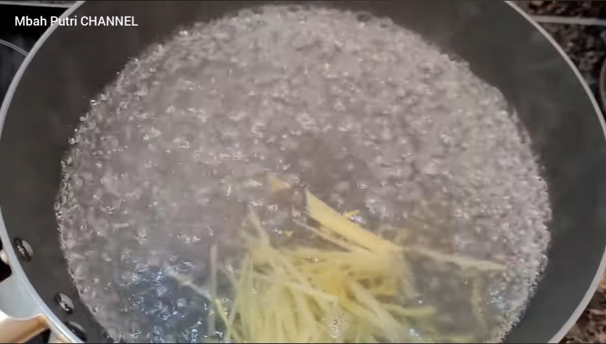 Cara jitu merebus urat sapi agar tak bau apek dan teksturnya lebih lunak, cuma pakai 1 bahan