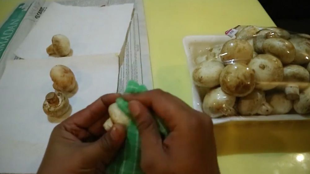 Tanpa direbus, ini cara menyimpan jamur kancing agar tak lembek sampai 5 hari di suhu ruang
