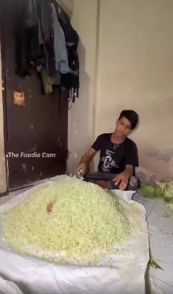 11 Potret pembuatan bakwan khas India ini bikin ngelus dada, ngaduk adonannya manual tenaga manusia