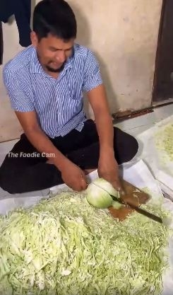 11 Potret pembuatan bakwan khas India ini bikin ngelus dada, ngaduk adonannya manual tenaga manusia