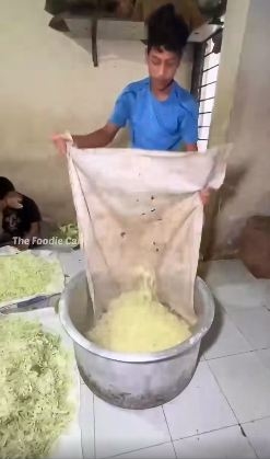 11 Potret pembuatan bakwan khas India ini bikin ngelus dada, ngaduk adonannya manual tenaga manusia