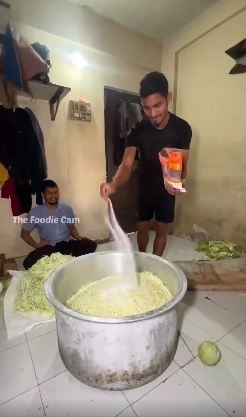 11 Potret pembuatan bakwan khas India ini bikin ngelus dada, ngaduk adonannya manual tenaga manusia