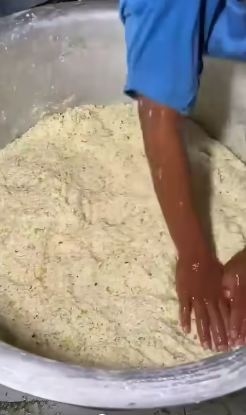 11 Potret pembuatan bakwan khas India ini bikin ngelus dada, ngaduk adonannya manual tenaga manusia