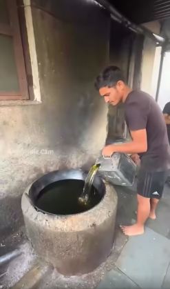 11 Potret pembuatan bakwan khas India ini bikin ngelus dada, ngaduk adonannya manual tenaga manusia