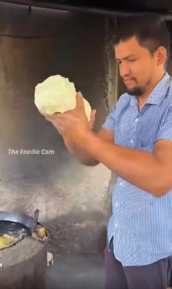 11 Potret pembuatan bakwan khas India ini bikin ngelus dada, ngaduk adonannya manual tenaga manusia