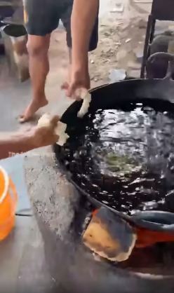 11 Potret pembuatan bakwan khas India ini bikin ngelus dada, ngaduk adonannya manual tenaga manusia