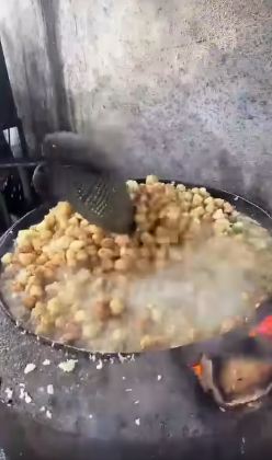 11 Potret pembuatan bakwan khas India ini bikin ngelus dada, ngaduk adonannya manual tenaga manusia
