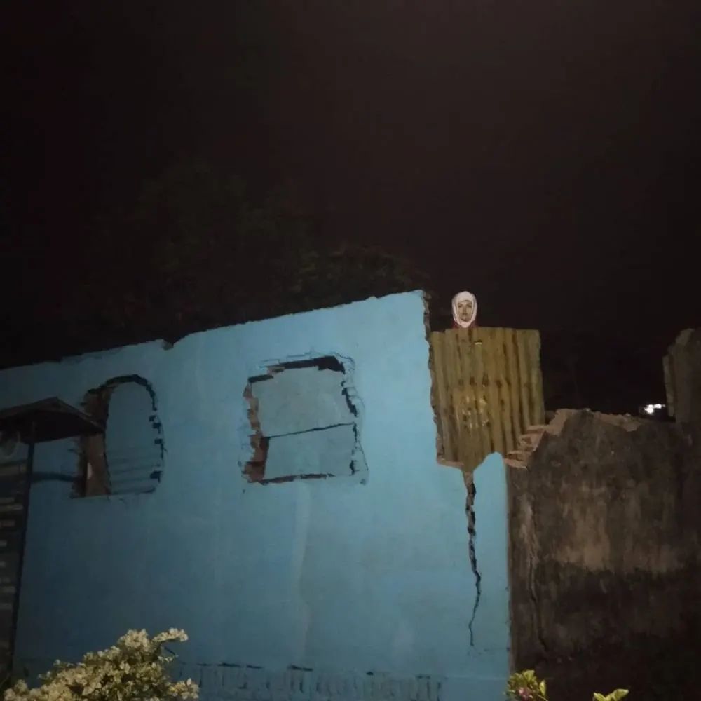 benda di depan rumah mikir keras © berbagai sumber benda di depan rumah mikir keras © berbagai sumber