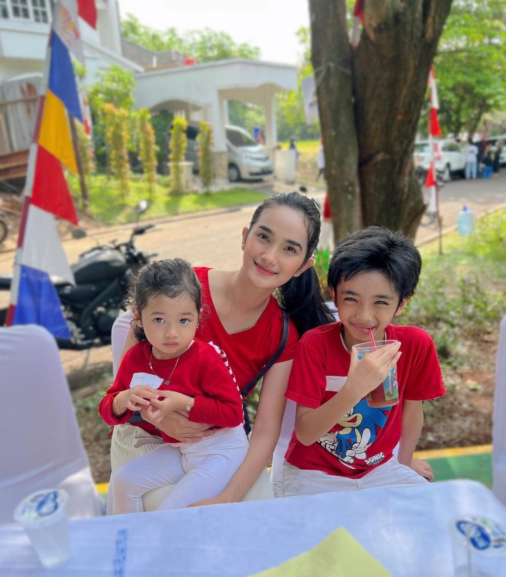 pesinetron bareng anak ini bak kakak adik © 2023 brilio.net pesinetron bareng anak ini bak kakak adik © 2023 brilio.net