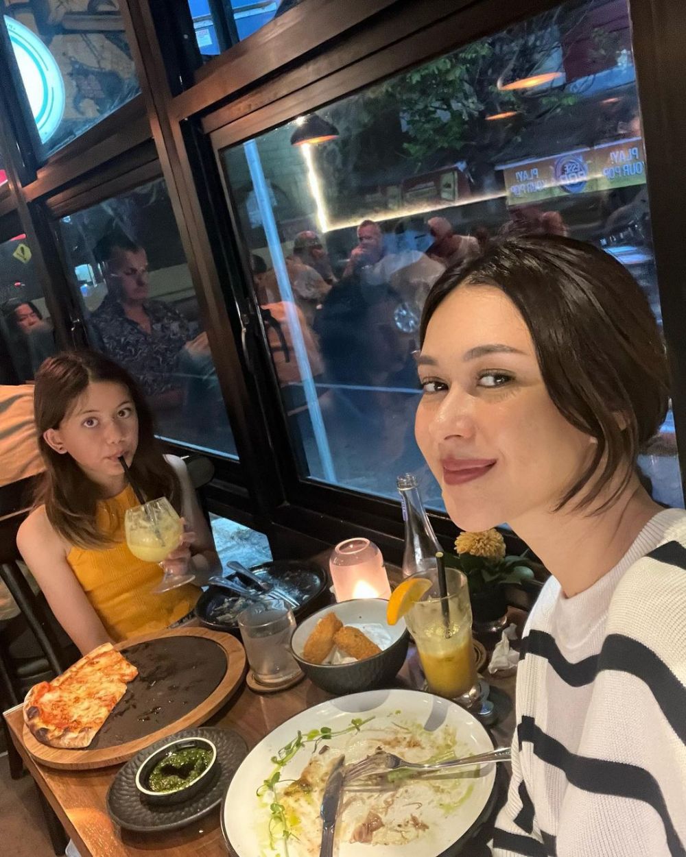 pesinetron bareng anak ini bak kakak adik © 2023 brilio.net pesinetron bareng anak ini bak kakak adik © 2023 brilio.net