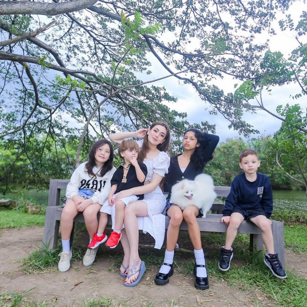 pesinetron bareng anak ini bak kakak adik © 2023 brilio.net pesinetron bareng anak ini bak kakak adik © 2023 brilio.net