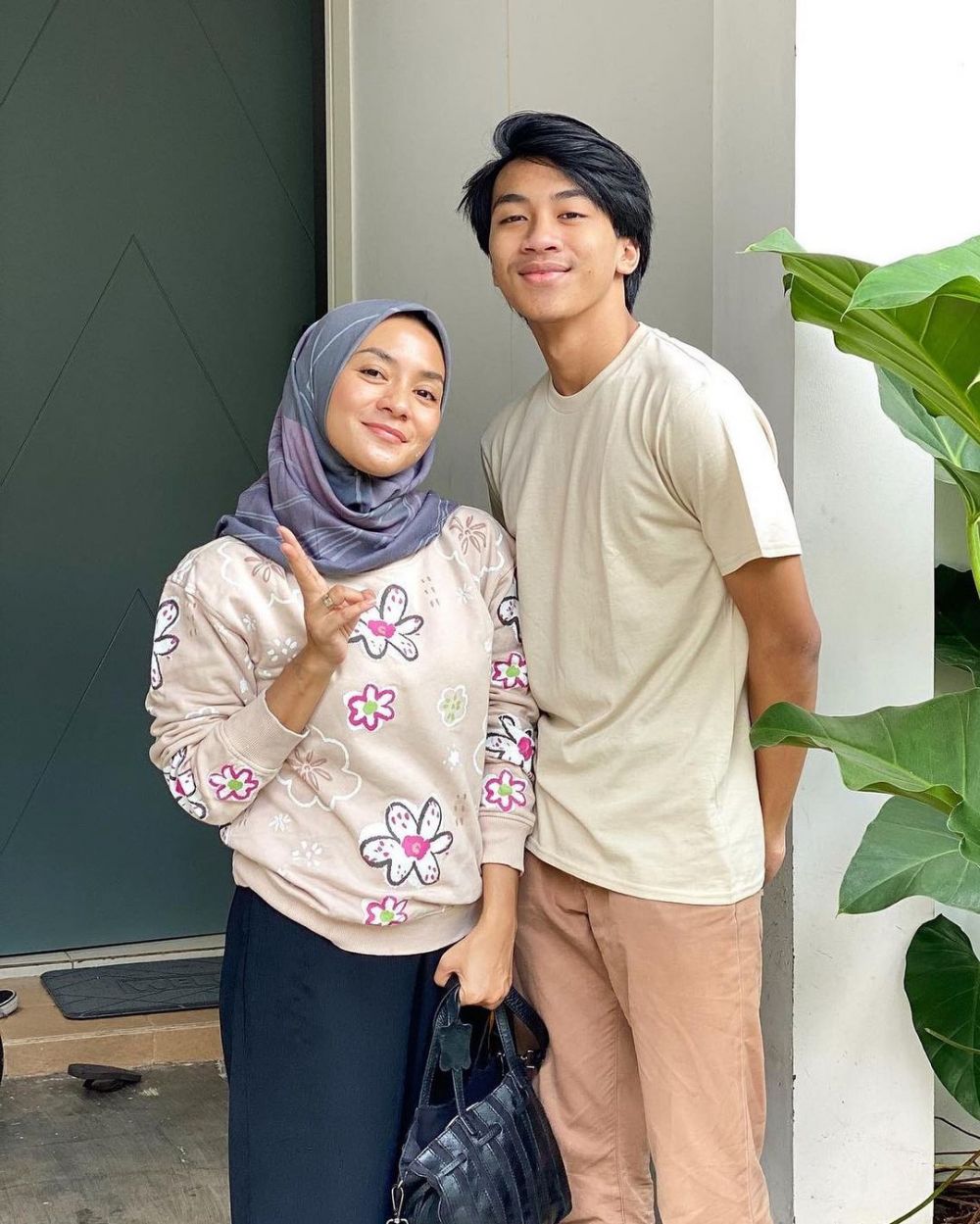 pesinetron bareng anak ini bak kakak adik © 2023 brilio.net pesinetron bareng anak ini bak kakak adik © 2023 brilio.net