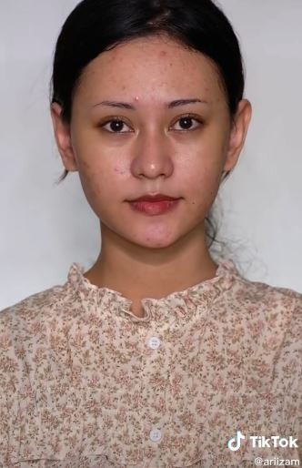 Transformasi cewek kulit berjerawat di makeup MUA pengantin manglingi banget © 2023 brilio.net Transformasi cewek kulit berjerawat di makeup MUA pengantin manglingi banget © 2023 brilio.net