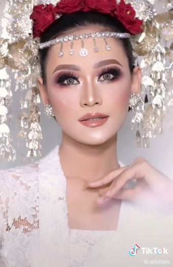 Transformasi cewek kulit berjerawat di makeup MUA pengantin manglingi banget © 2023 brilio.net Transformasi cewek kulit berjerawat di makeup MUA pengantin manglingi banget © 2023 brilio.net