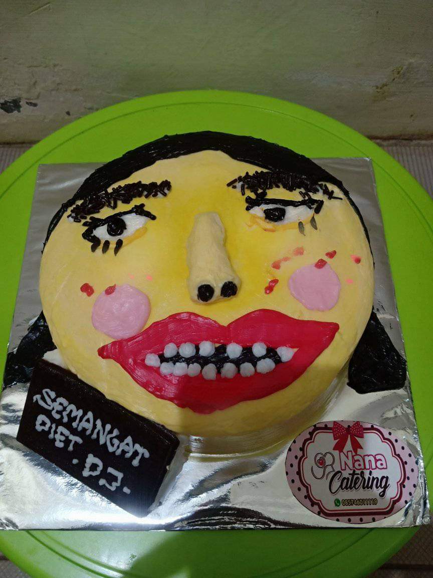 Potret nyeleneh ugly cake © 2023 brilio.net