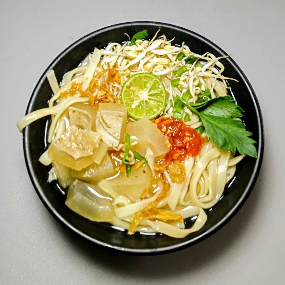 11 Resep olahan mie kuning kuah pedas, segar dan menggugah selera