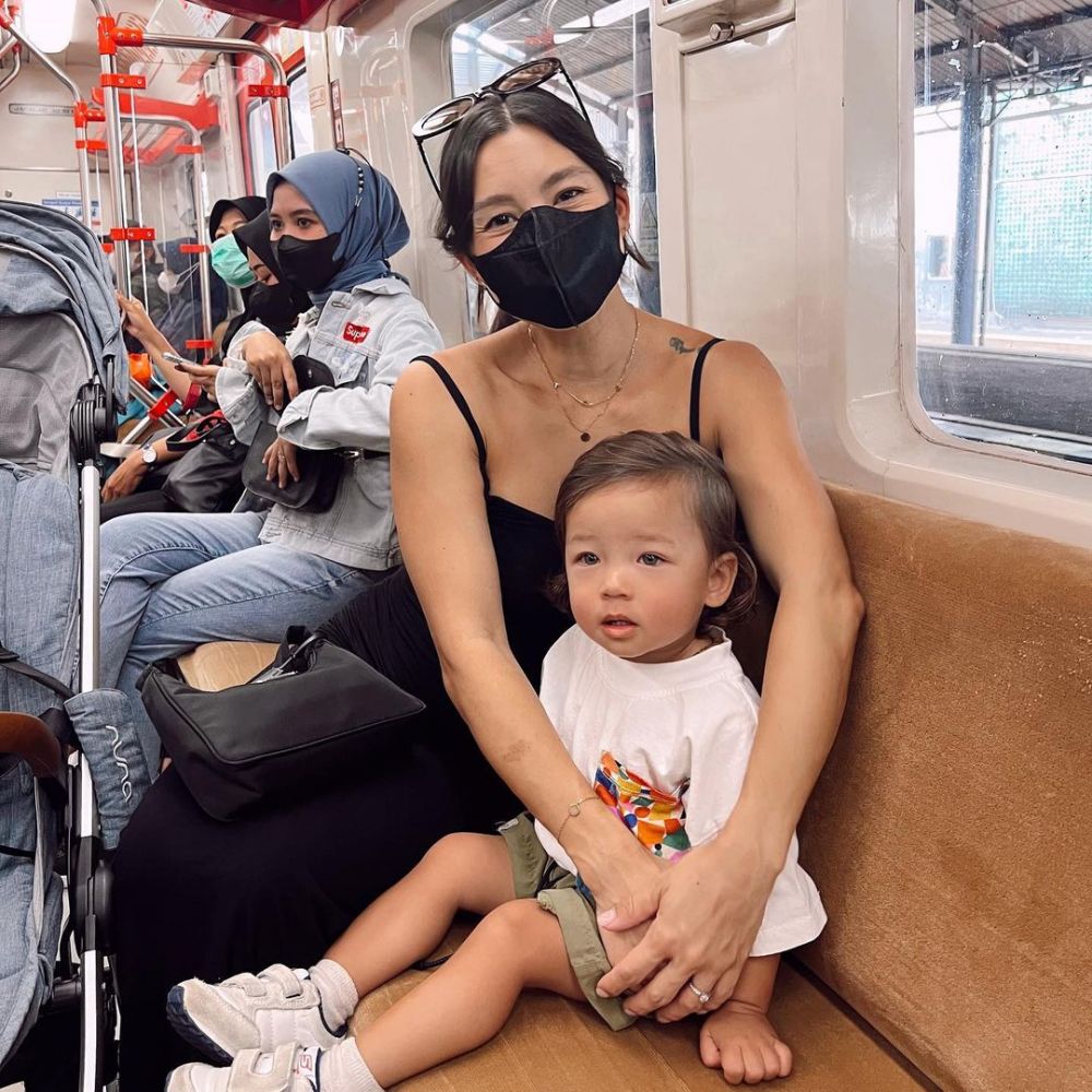 Jennifer Bachdim ngemong anak © Instagram