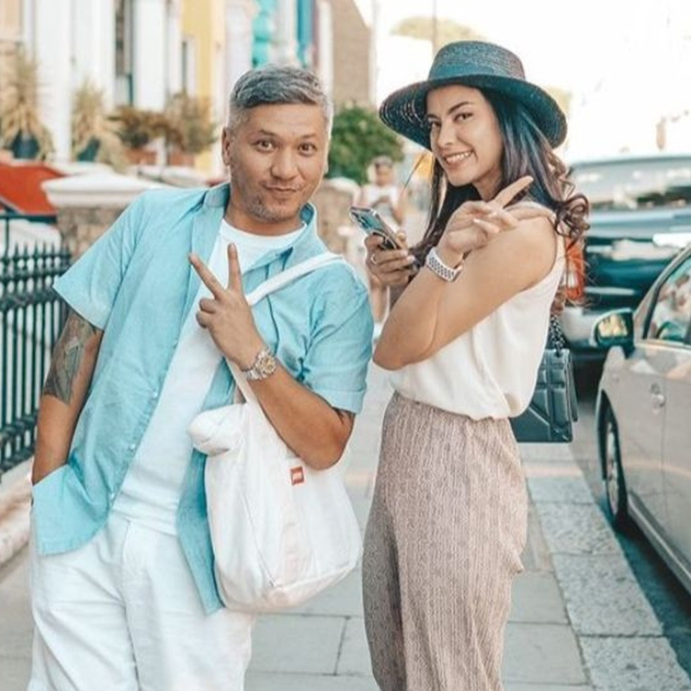 7 Momen Gading Marten beri kejutan ultah Medina Dina yang diduga pacar barunya, rela undang Ariel NOAH © 2023 brilio.net 7 Momen Gading Marten beri kejutan ultah Medina Dina yang diduga pacar barunya, rela undang Ariel NOAH © 2023 brilio.net