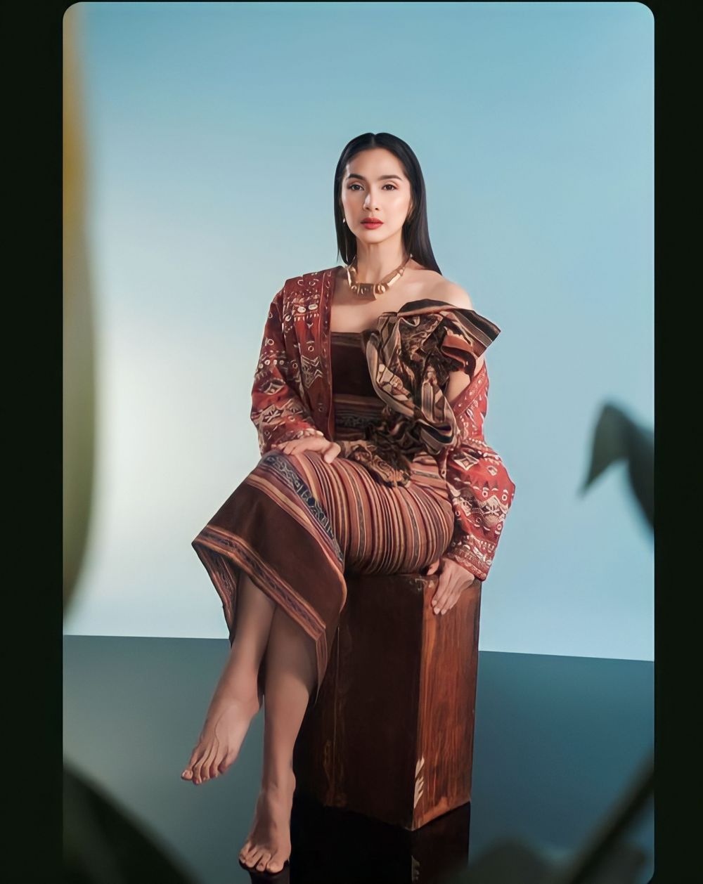 gaya nyentrik Maudy Koesnaedi saat pemotretan Instagram