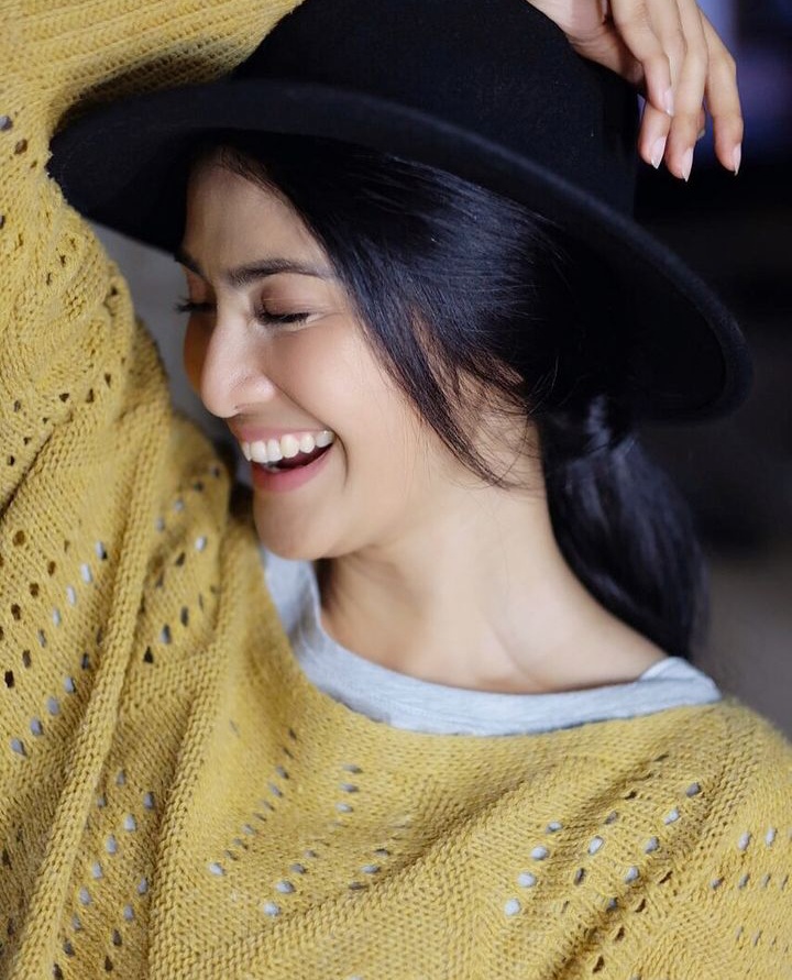 gaya nyentrik Maudy Koesnaedi saat pemotretan Instagram