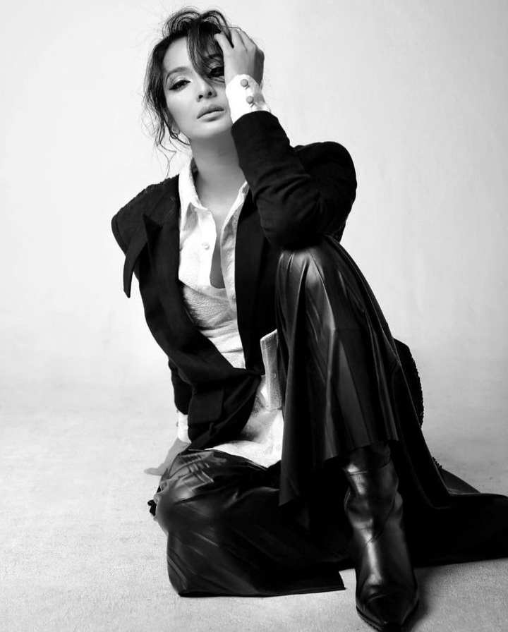 gaya nyentrik Maudy Koesnaedi saat pemotretan Instagram