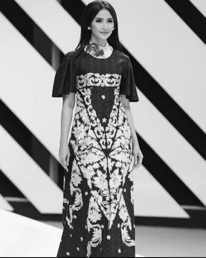 gaya nyentrik Maudy Koesnaedi saat pemotretan Instagram