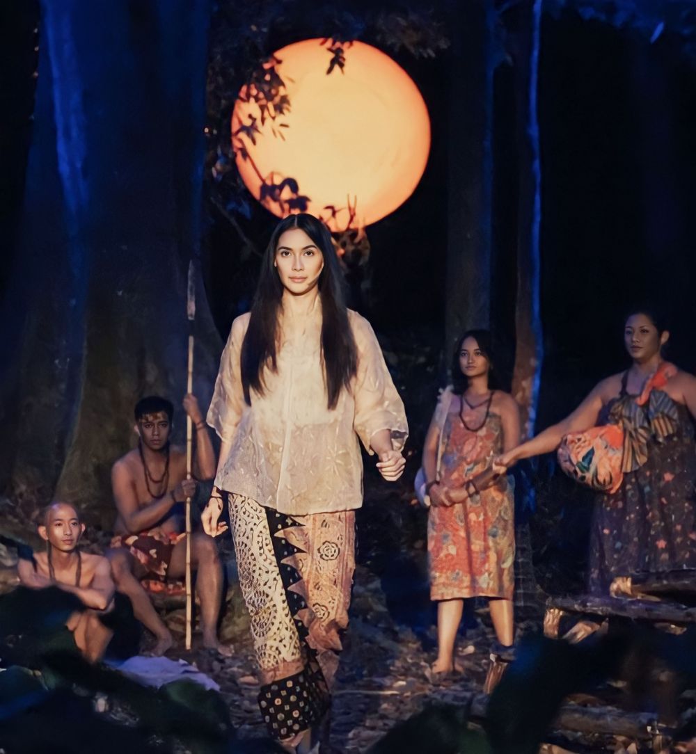 gaya nyentrik Maudy Koesnaedi saat pemotretan Instagram