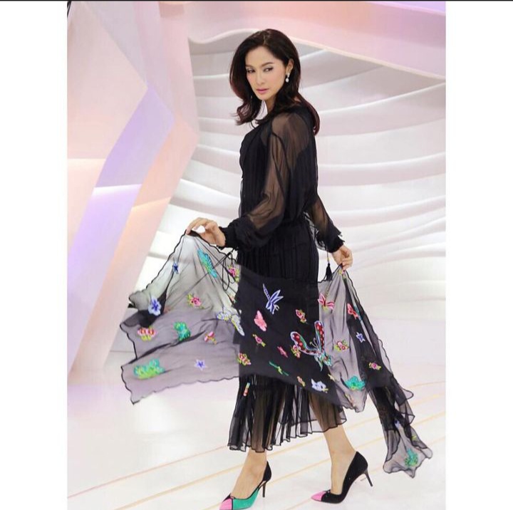 gaya nyentrik Maudy Koesnaedi saat pemotretan Instagram