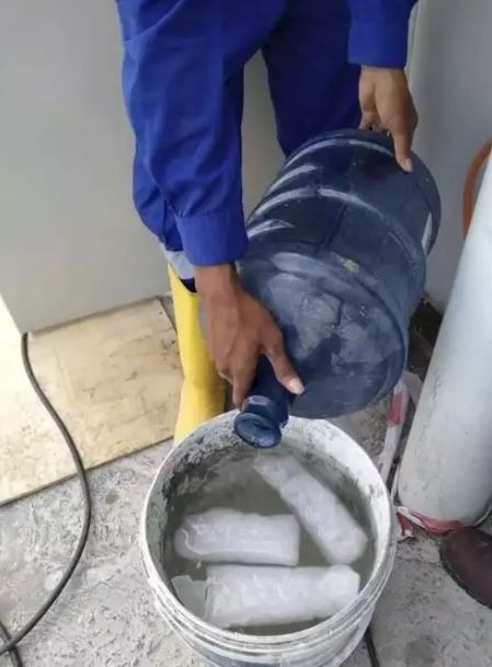 tingkah nyeleneh kuli bangunan pakai alat kerja Berbagai sumber